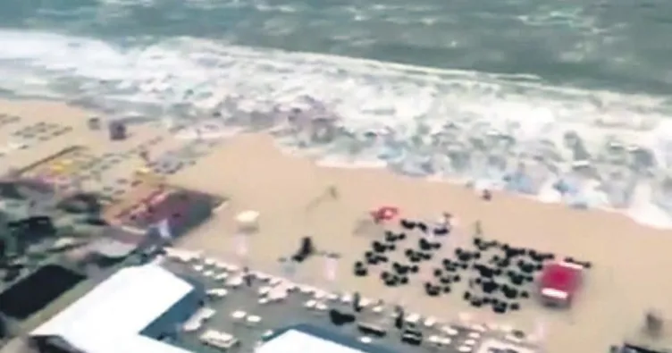 Mini tsunami sahili dağıttı