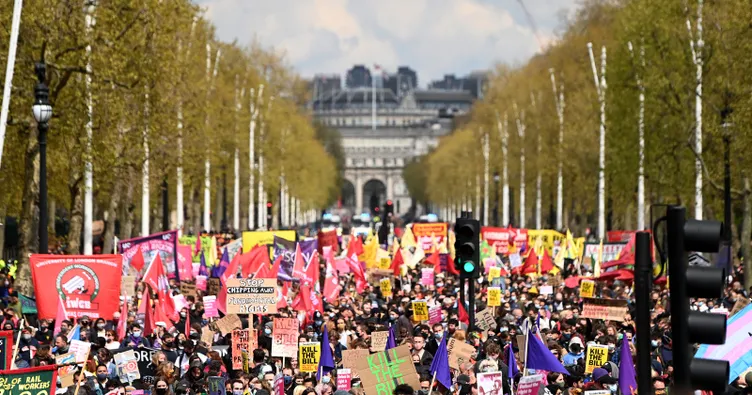 İngiltere sokakları karıştı! Binlerce kişi sokağa döküldü