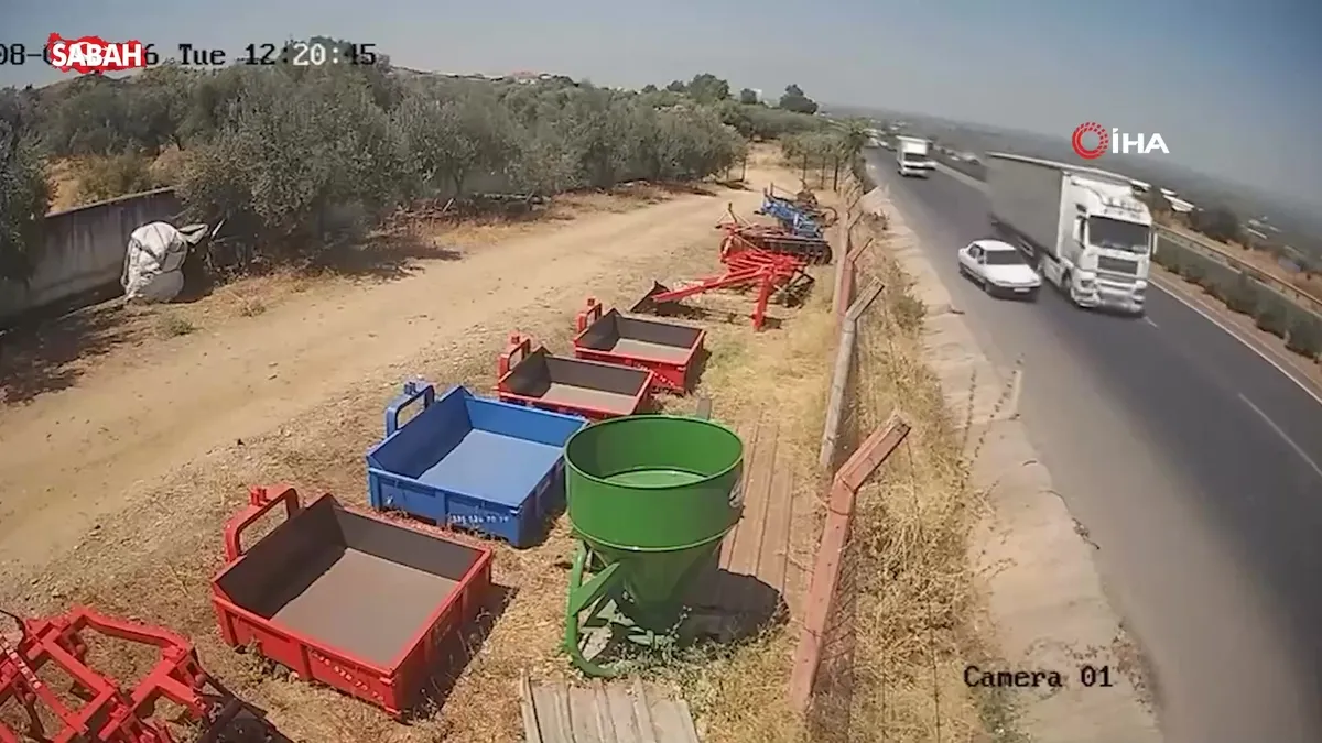Manisa’da tır ile otomobil çarpıştı: 2 yaralı! Kaza anı kameraya böyle yansıdı | Video videosunu izle Manisa’da tır ile otomobil çarpıştı: 2 yaralı! Kaza anı kameraya böyle yansıdı | Video videosunu izle