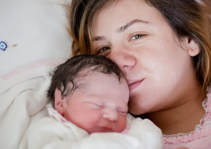 yeni dogan bebeklere sapka giydirilmeli mi bebek haberleri