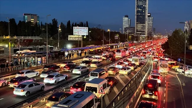 istanbulda-trafik-cilesi-yogunluk-yuzde-85e-dayandi-1768404501239.jpg