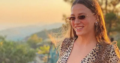 Serenay Sarıkaya leopar desenli bikinisiyle poz verdi gözler boynundaki dev elmas kolyede kaldı! Serenay Sarıkaya’nın elmas kalp kolyesini Cem Yılmaz mı aldı?