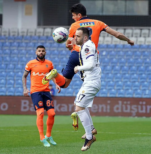 basaksehir-tek-golle-kazandi-zirve-yarisini-surdurdu-1680361495876.jpg