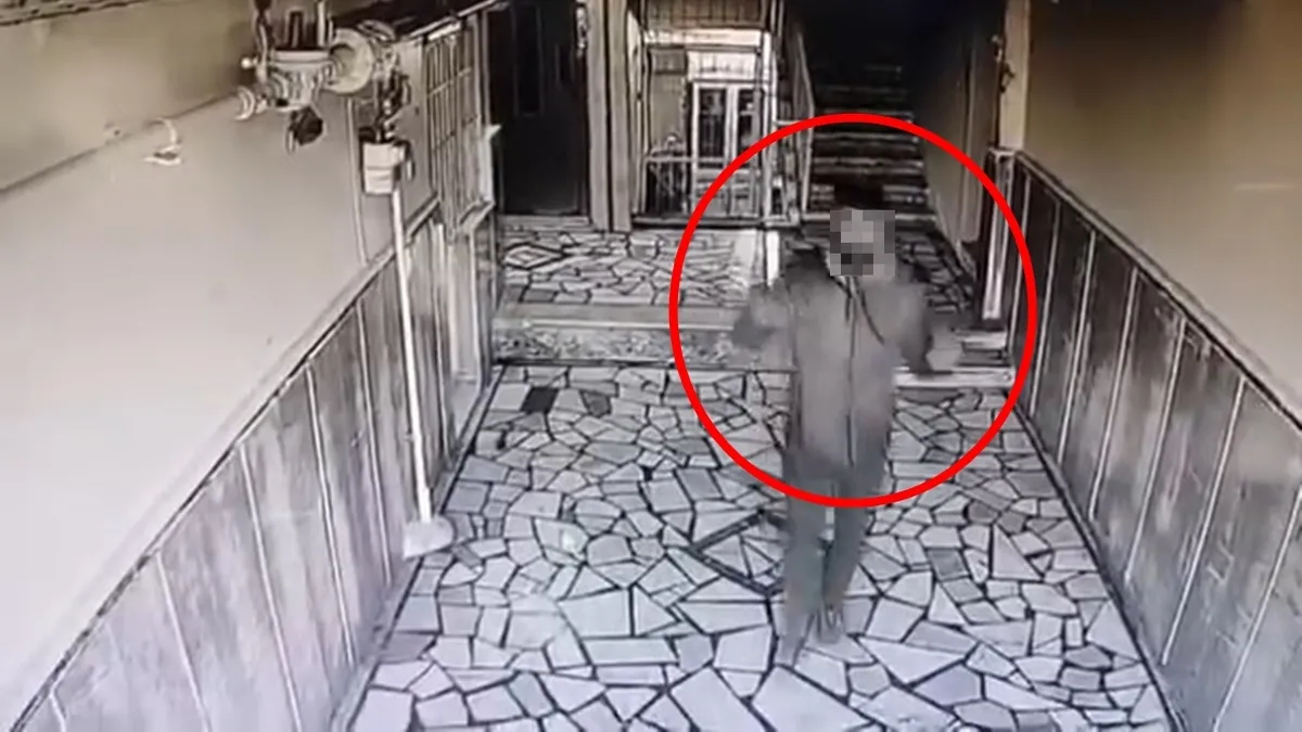 Diyarbakır’da akılalmaz olay: Kamerayı fark edince aldığı gibi geri bıraktı! Diyarbakır’da akılalmaz olay: Kamerayı fark edince aldığı gibi geri bıraktı!