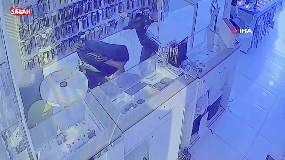 Maskeli hırsızlar mağazanın camını odunla kırdılar! Yalnızca ellerini uzatarak 400 bin liralık telefon çaldılar | Video videosunu izle Maskeli hırsızlar mağazanın camını odunla kırdılar! Yalnızca ellerini uzatarak 400 bin liralık telefon çaldılar | Video videosunu izle
