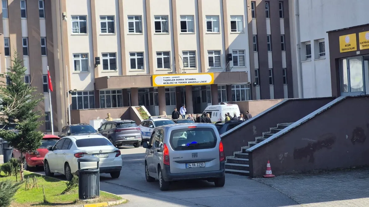 SON DAKİKA: Çekmeköy’de okulda vahşet! 17 yaşındaki öğrenci dehşet saçtı: 2 öğretmen ve 1 öğrenci kanlar içinde kaldı SON DAKİKA: Çekmeköy’de okulda vahşet! 17 yaşındaki öğrenci dehşet saçtı: 2 öğretmen ve 1 öğrenci kanlar içinde kaldı