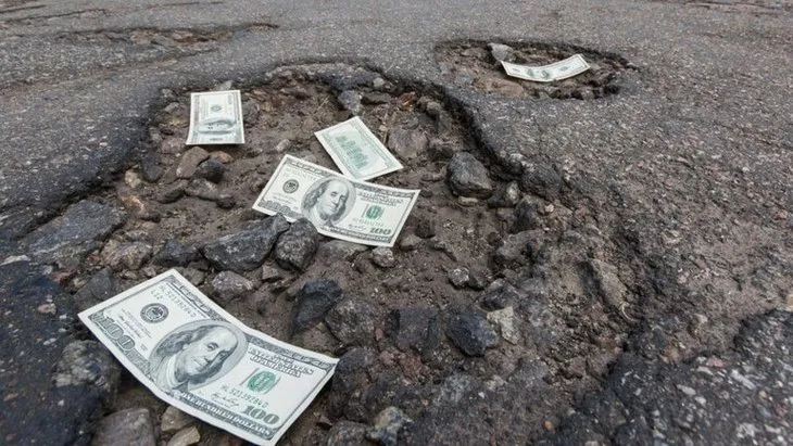 ABD’de şoke eden olay! Paralar yola saçıldı: Trafik kilitlendi!
