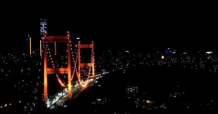 İstanbul’un kuleleri ve köprüleri turuncuya büründü