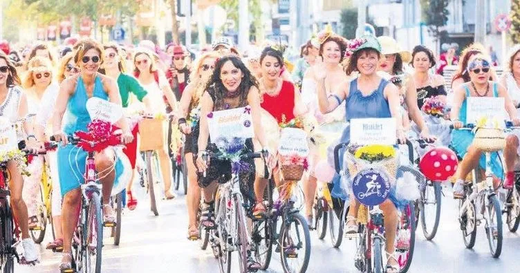 Kadınlar bisikletle yaşadıkları şehri geziyor