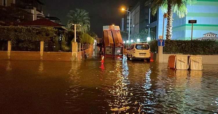 İzmir’de deniz taştı! Sokaklar su altında kaldı