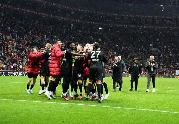 Son dakika Galatasaray transfer haberleri: Galatasaray’da taşlar yerinden oynayacak! Tam 8 oyuncuyla yollar ayrılıyor... Son dakika Galatasaray transfer haberleri: Galatasaray’da taşlar yerinden oynayacak! Tam 8 oyuncuyla yollar ayrılıyor...