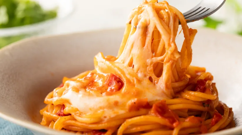Klasik makarnayı tahtından eden tarif! Peynirli domatesli makarna