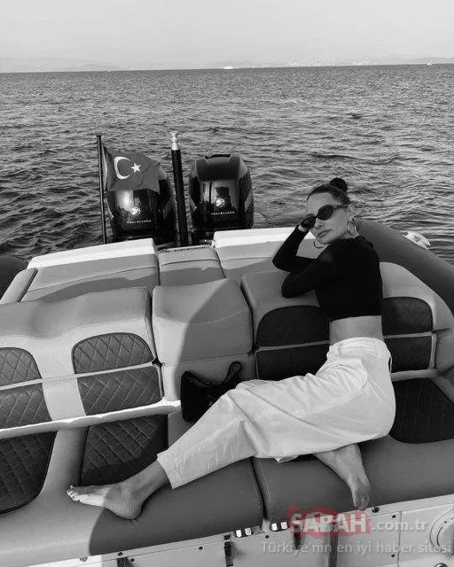 Güzel oyuncu Yasemin Özilhan’dan yaza veda pozu! Yasemin Özilhan siyah beyaz fotoğrafı ile beğeni topladı...