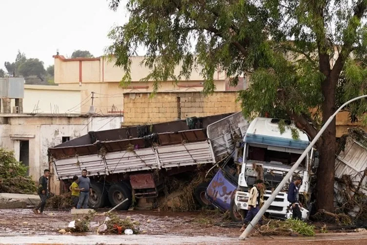 Libya’daki felaketin en korkunç görüntüleri! Sel böyle geldi: Cesetler Akdeniz'e sürükleniyor!