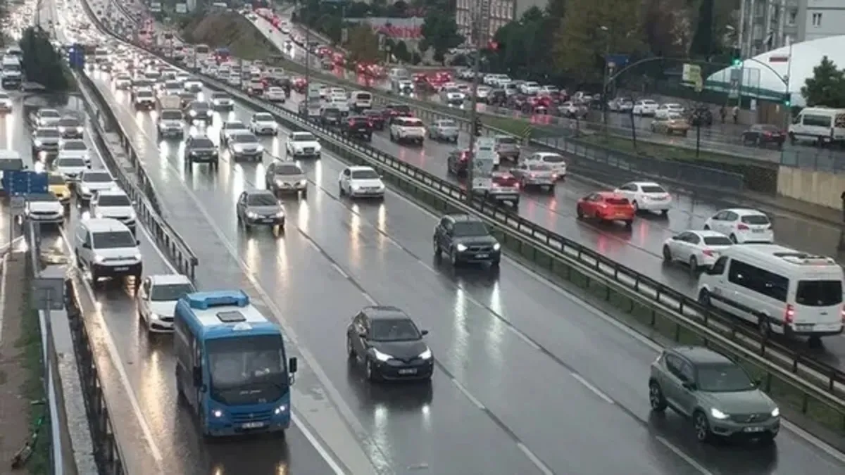İstanbul'da trafik adım adım! Yoğunluk yüzde 85'e ulaştı...