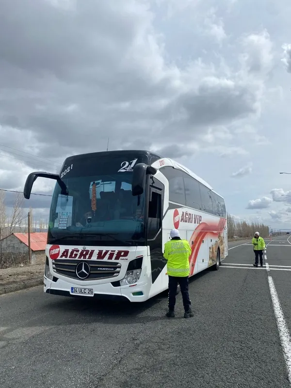 agrida-bayram-yogunlugu-386-noktada-trafik-denetimi-yapiliyor-1743429471577.jpg
