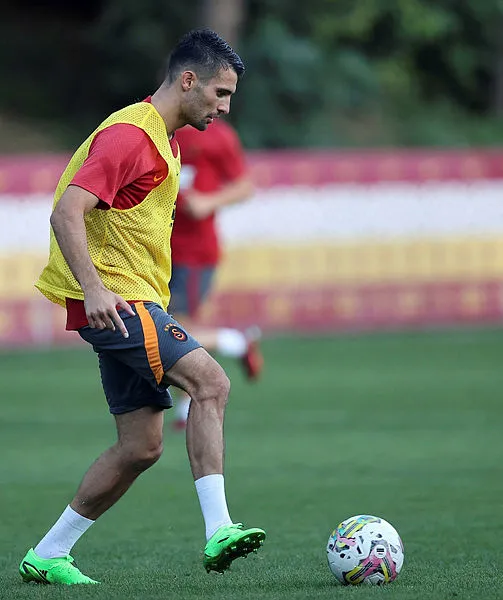 galatasarayda-dubois-ve-seferovic-ilk-kez-takimla-calisti-1658520091284.jpg
