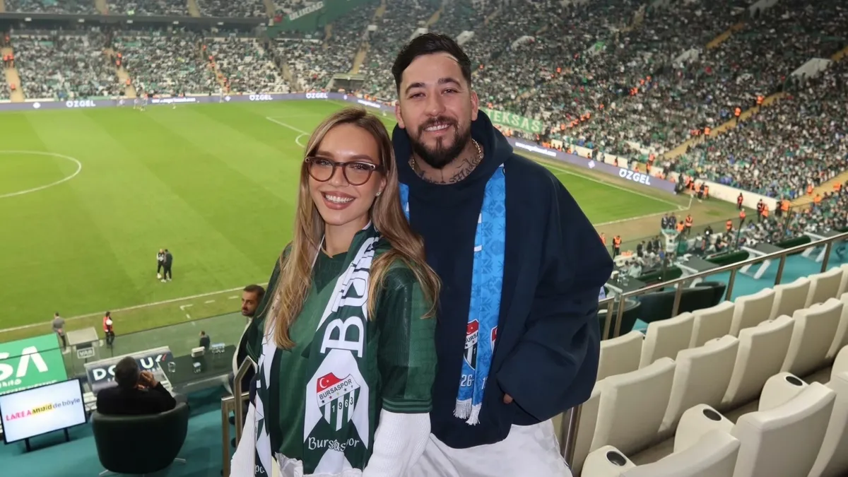 DJ Mahmut Orhan ve sevgilisi Bursaspor tribününde! İlk kez stadyuma giden güzel modelden şaşırtan paylaşım