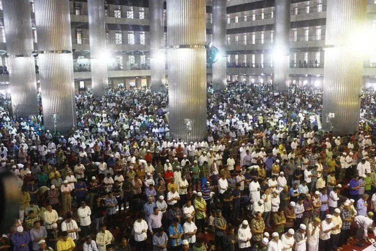 Endonezya’da Ramazanın ilk cuma namazı kılındı