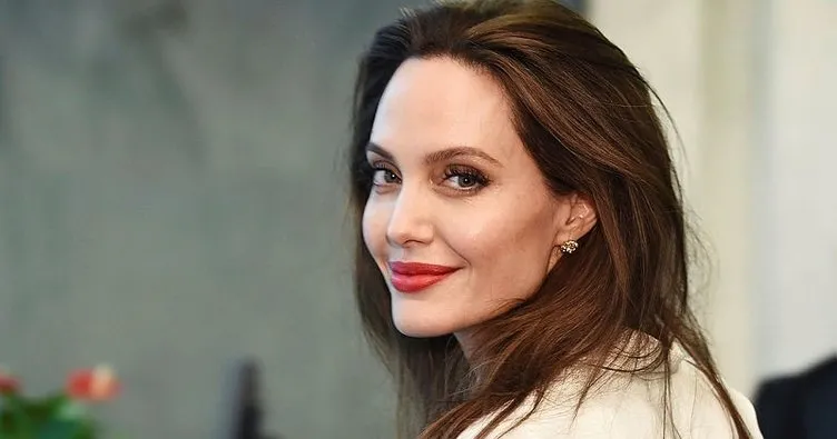 Angelina Jolie siyasete göz kırptı