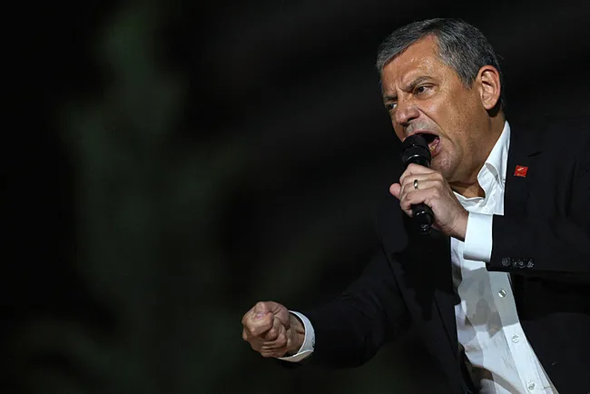 son-dakika-ozgur-ozel-yine-kendi-soyledigiyle-celisti-2025teki-o-sozler-yeniden-gundemde-1791537128053.jpg