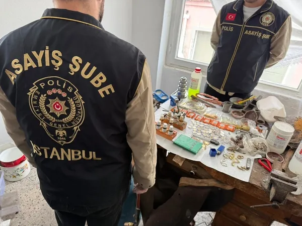 fatihte-sahte-altin-imalathanesine-baskin-milyonluk-sahte-altin-ele-gecirildi-o-anlar-kameralara-yansidi-1775892812147.jpg