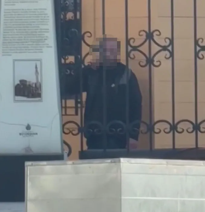 Fatih’te cami avlusunda dehşet: Önüne geleni bıçakladı!