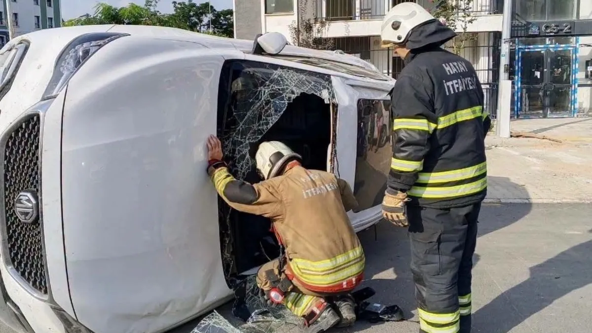 2 otomobil kavşakta çarpıştı: 2 yaralı