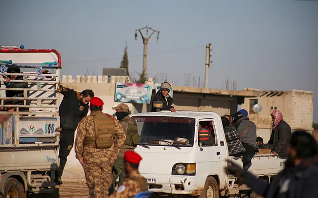 suriyede-ypgsdgnin-engelleri-altinda-sivillerin-deyr-hafirden-kacisi-suruyor-1768489608400.jpeg Suriye’de YPG/SDG’nin engelleri altında sivillerin Deyr Hafir’den kaçışı sürüyor!