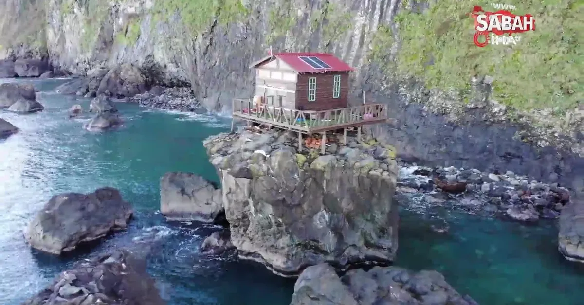 Deniz Kiyisindaki Kayanin Uzerine Yapilan Baraka Dikkat Cekiyor Video Videosunu Izle Son Dakika Haberleri