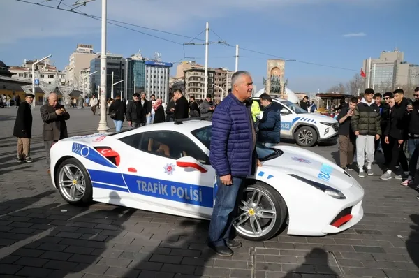 ferrari-polis-araci-taksimde-ilgi-odagi-oldu-1705745251509.jpg