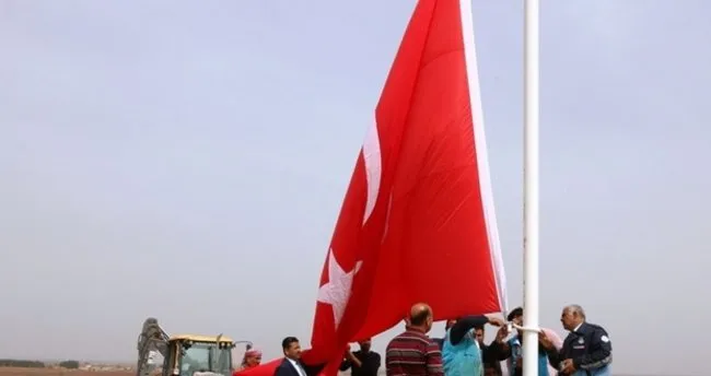 Suriye Sinirindaki Akcakale Ye Iki Dev Turk Bayragi Dikildi Son Dakika Haberler