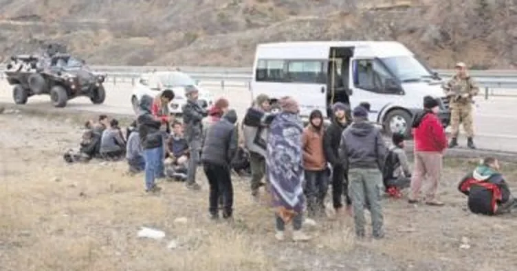 14 kişilik minibüsten 71 mülteci çıktı