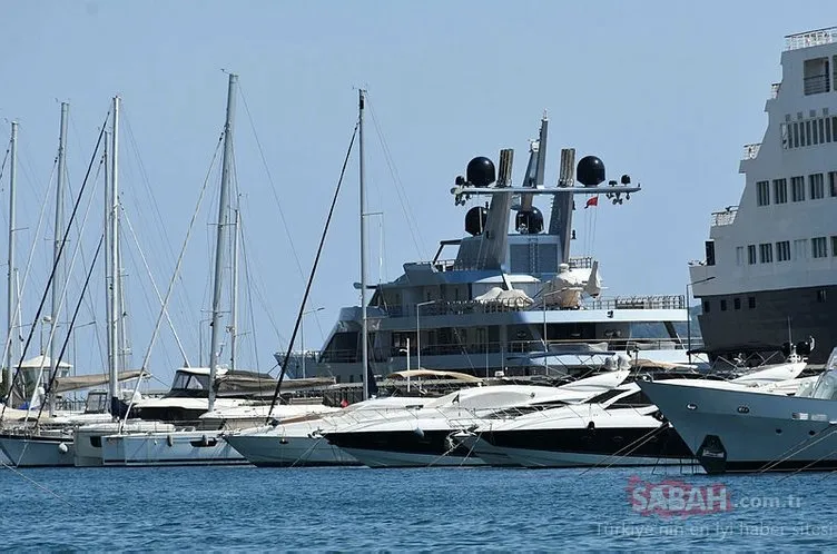 Milyon dolarlık megalüks yat Marmaris Limanı’na demir attı