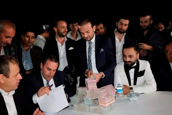 3-gun-3-gece-suren-iki-asiret-dugununde-milyonlarca-lira-takildi-1664365125292.jpg