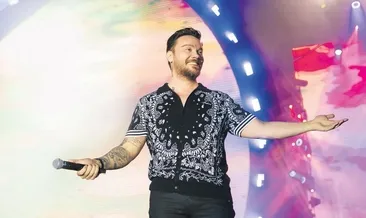 Ferdi Tayfur’u sahnede ‘Bana Sor’la andı