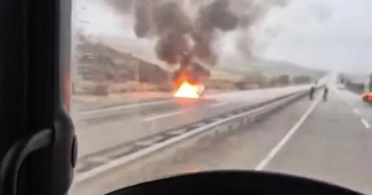 Ankara’da seyir halindeki araç alev aldı