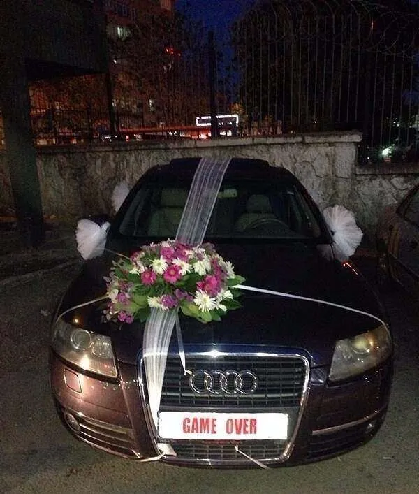 Gelin arabasına öyle bir yazı yazdı ki...