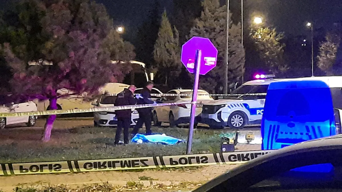 Sokak ortasında koca dehşeti: Eşini boğazından bıçakladı! Sokak ortasında koca dehşeti: Eşini boğazından bıçakladı!