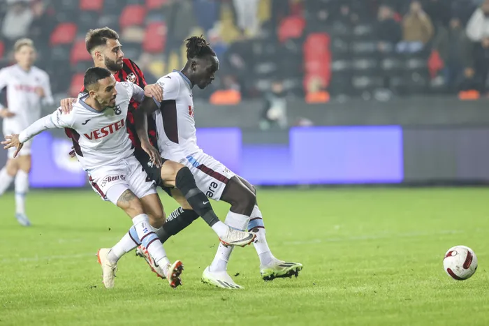 son-dakika-trabzonspor-haberi-bakasetas-once-kupada-sonra-ligde-sovunu-yapti-1702281303366.jpg