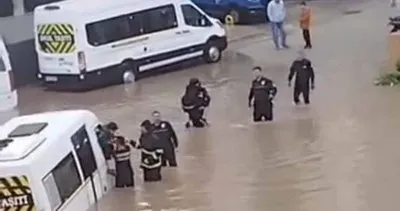 Sağanakta serviste mahsur kalan öğrencileri itfaiye kurtardı #adana