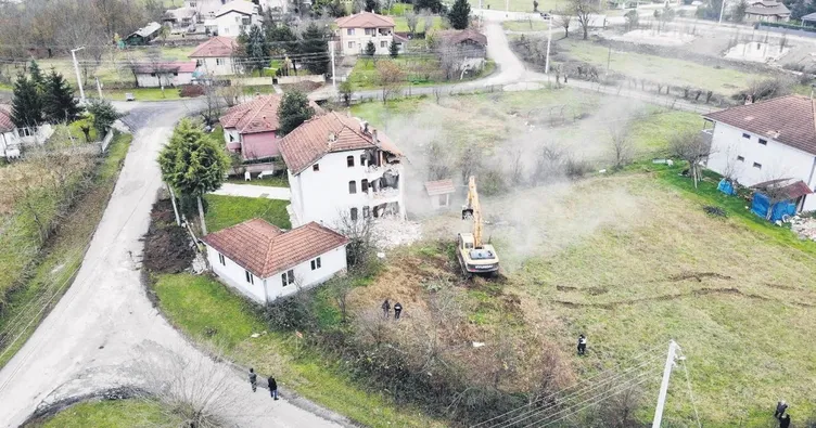 Düzce’de ağır hasarlı 107 bina yıkıldı