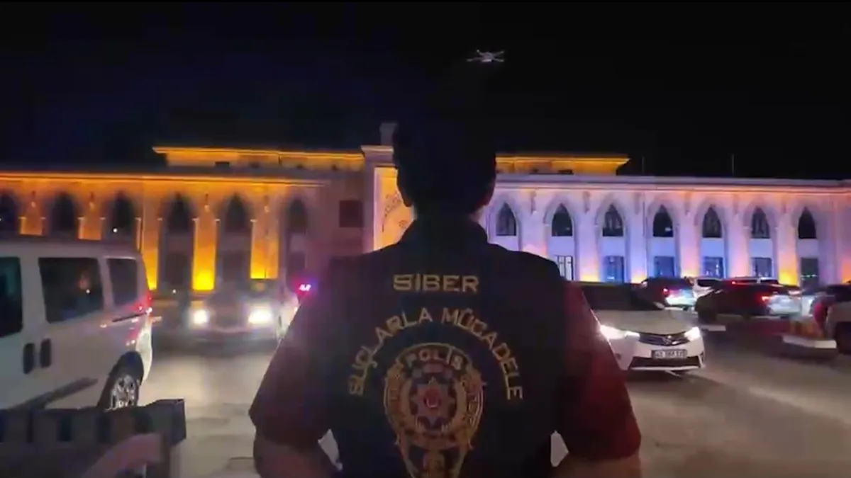 Siber suçlara yönelik operasyonda gözaltına alınan şüpheliler