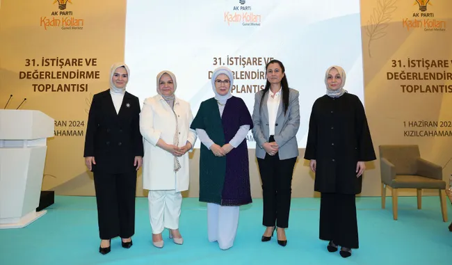 emine-erdogan-ak-partinin-kadin-myk-mkyk-uyeleri-ve-milletvekilleriyle-bir-araya-geldi-1717322204537.jpg