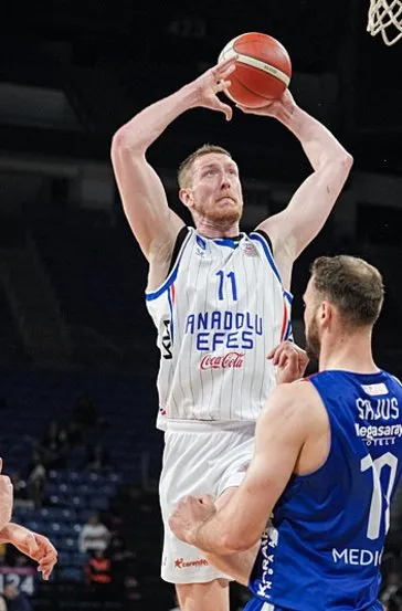 Anadolu Efes, sahasında kazandı!