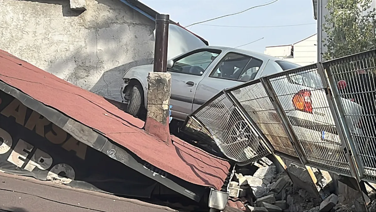 Kocaeli’nde akılalmaz kaza: Evin çatısına çıkarak durabildi! Kocaeli’nde akılalmaz kaza: Evin çatısına çıkarak durabildi!