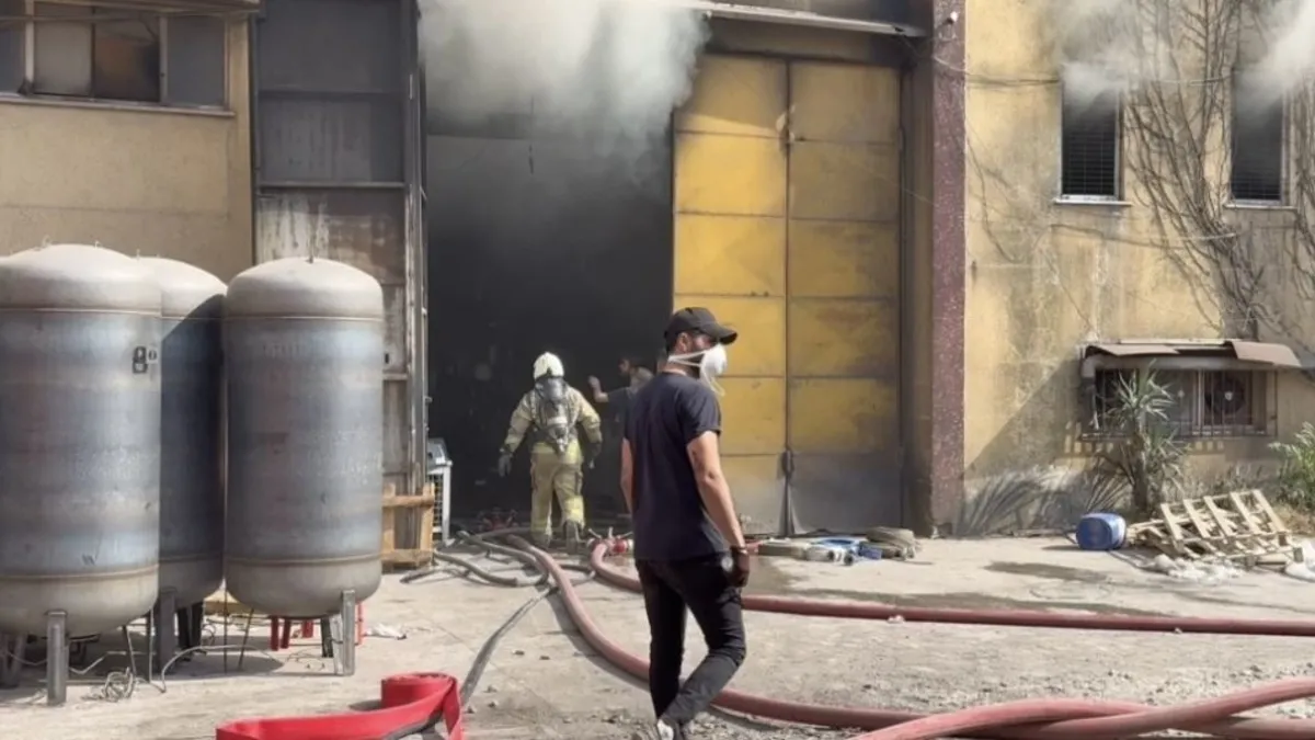 Esenyurt'ta yangın çıkan fabrika binasının genel görünümü