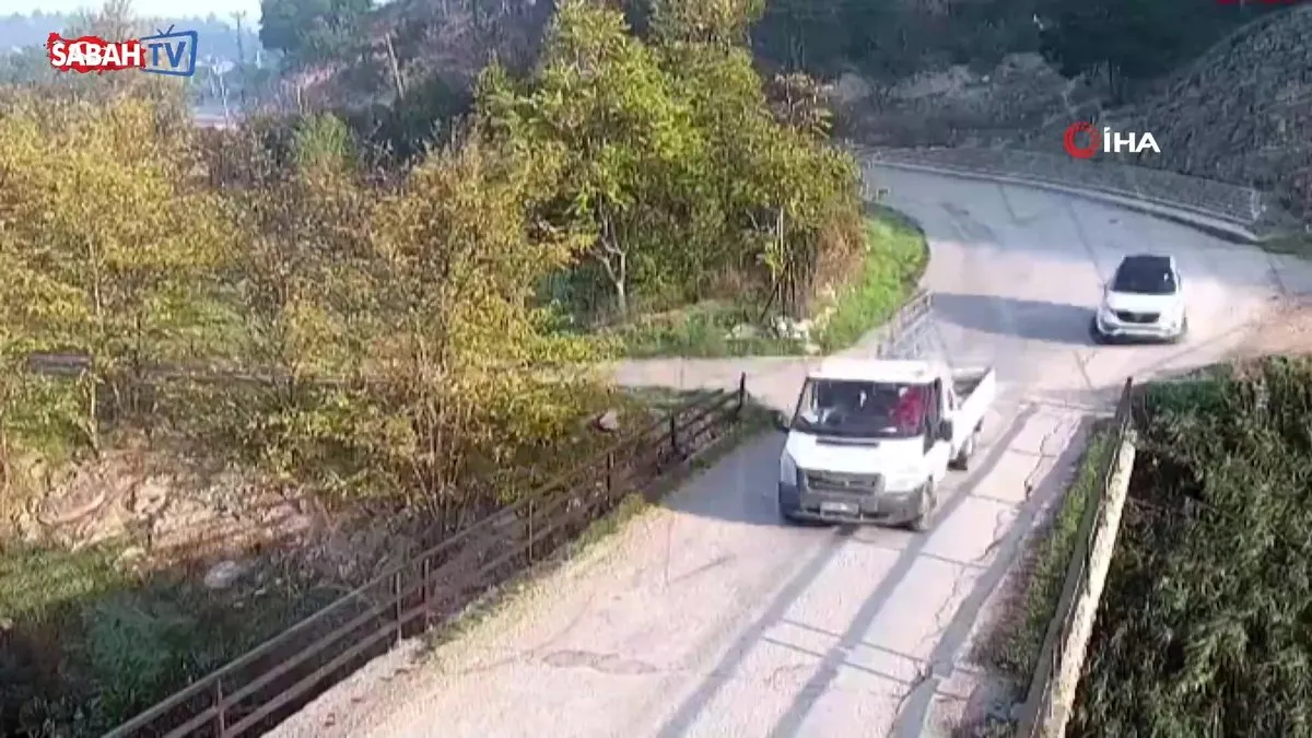 Çocuğun kullandığı otomobilin köprüden çaya uçtuğu kaza kamerada | Video videosunu izle Çocuğun kullandığı otomobilin köprüden çaya uçtuğu kaza kamerada | Video videosunu izle