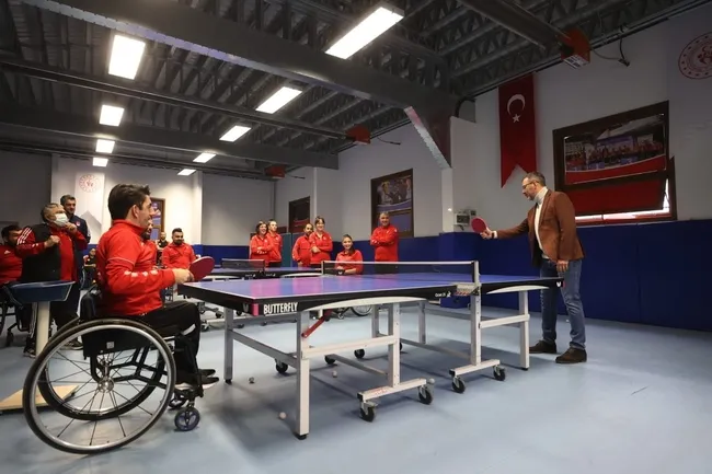 bakan-kasapoglundan-dunya-engelliler-gununde-masa-teniscilere-surpriz-ziyaret-1670079586288.jpeg Bakan Kasapoğlu’ndan Dünya Engelliler Günü’nde masa tenisçilere sürpriz ziyaret