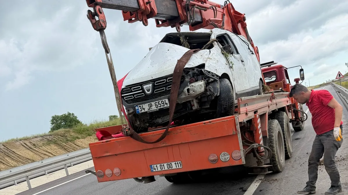Kontrolden çıkıp şarampole uçtu: 1 ölü, 1 yaralı Kontrolden çıkıp şarampole uçtu: 1 ölü, 1 yaralı
